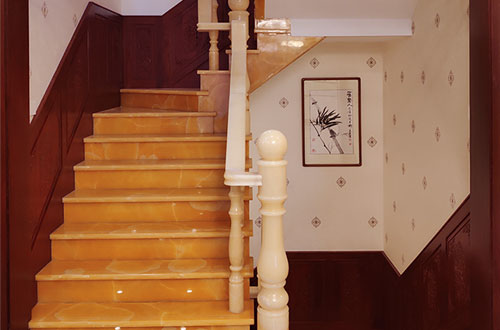 淮南中式别墅室内汉白玉石楼梯的定制安装装饰效果