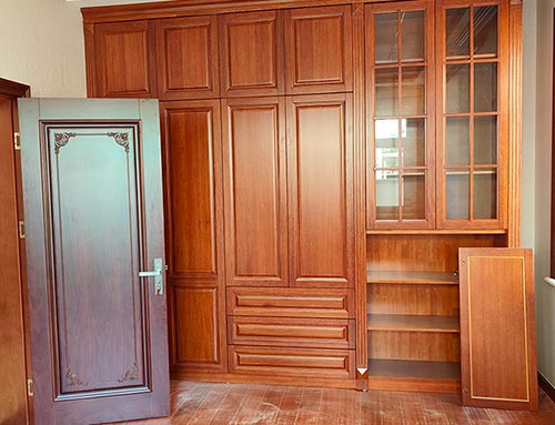 淮南中式家庭装修里定制的实木衣柜效果图